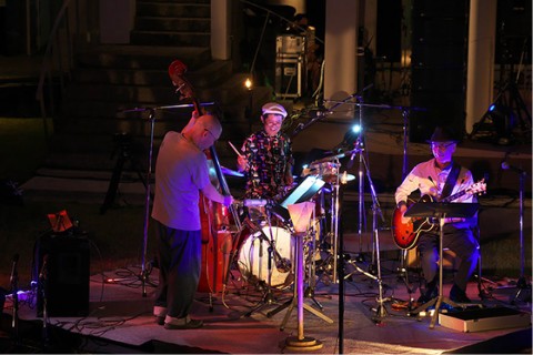 ライブで演奏する城間和広
